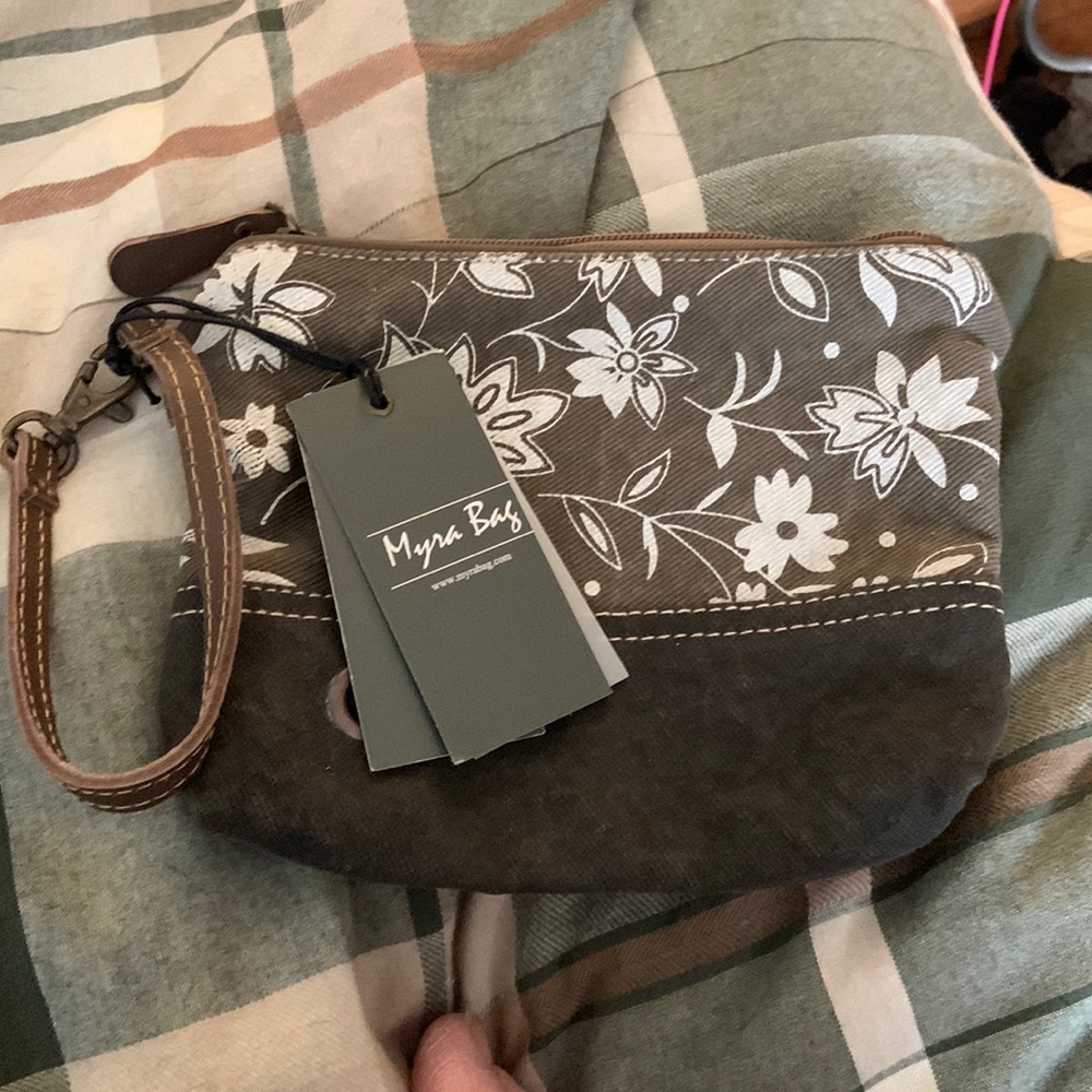 Myra pouch